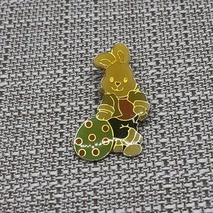 Vintage 1989 Easter Bunny pin/brooch